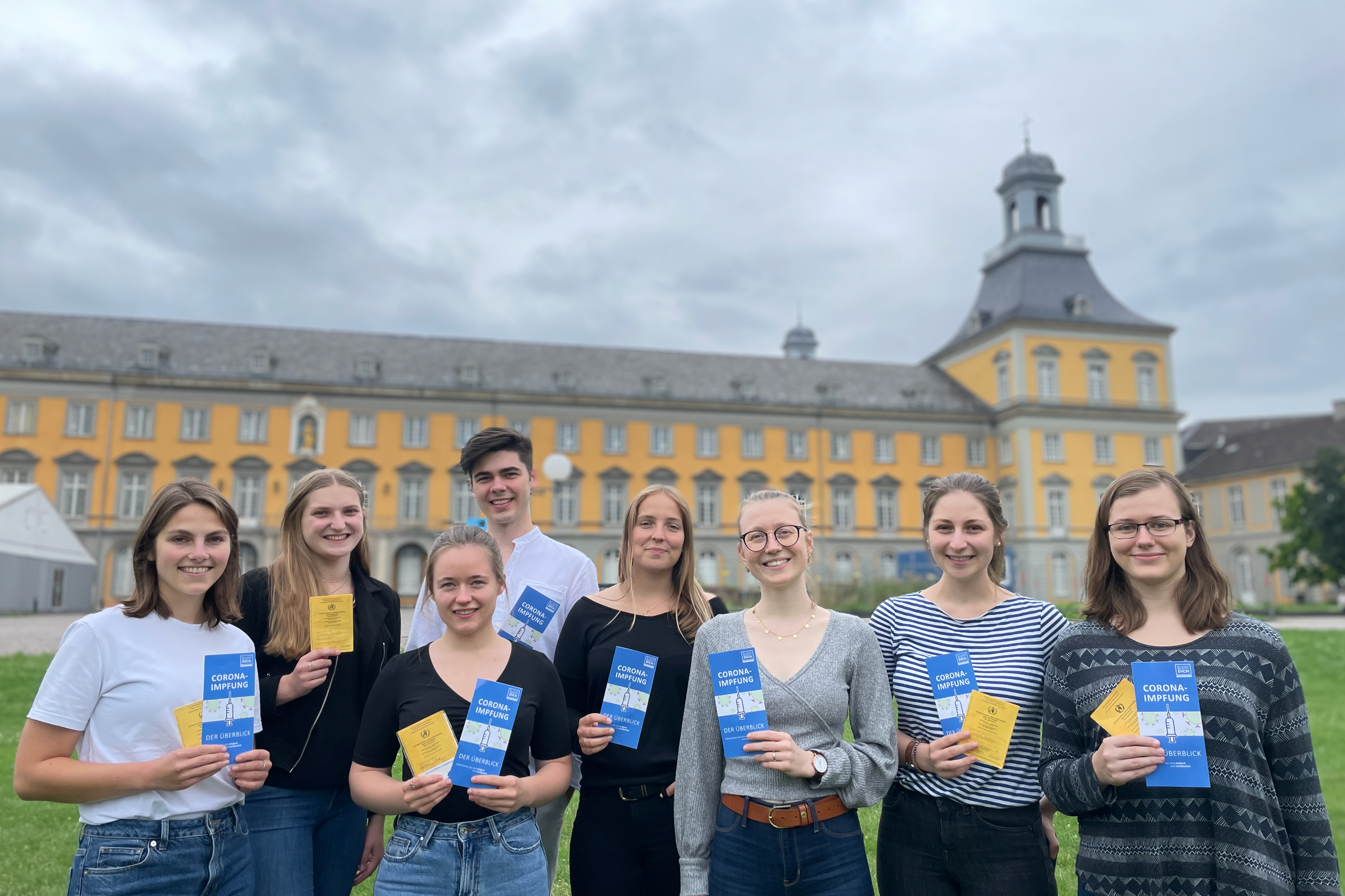 Einige Mitglieder der aktuellen Bonner Lokalgruppe beim Verteilen von Informationsflyern über die COVID-19 Impfstoffe (2021)